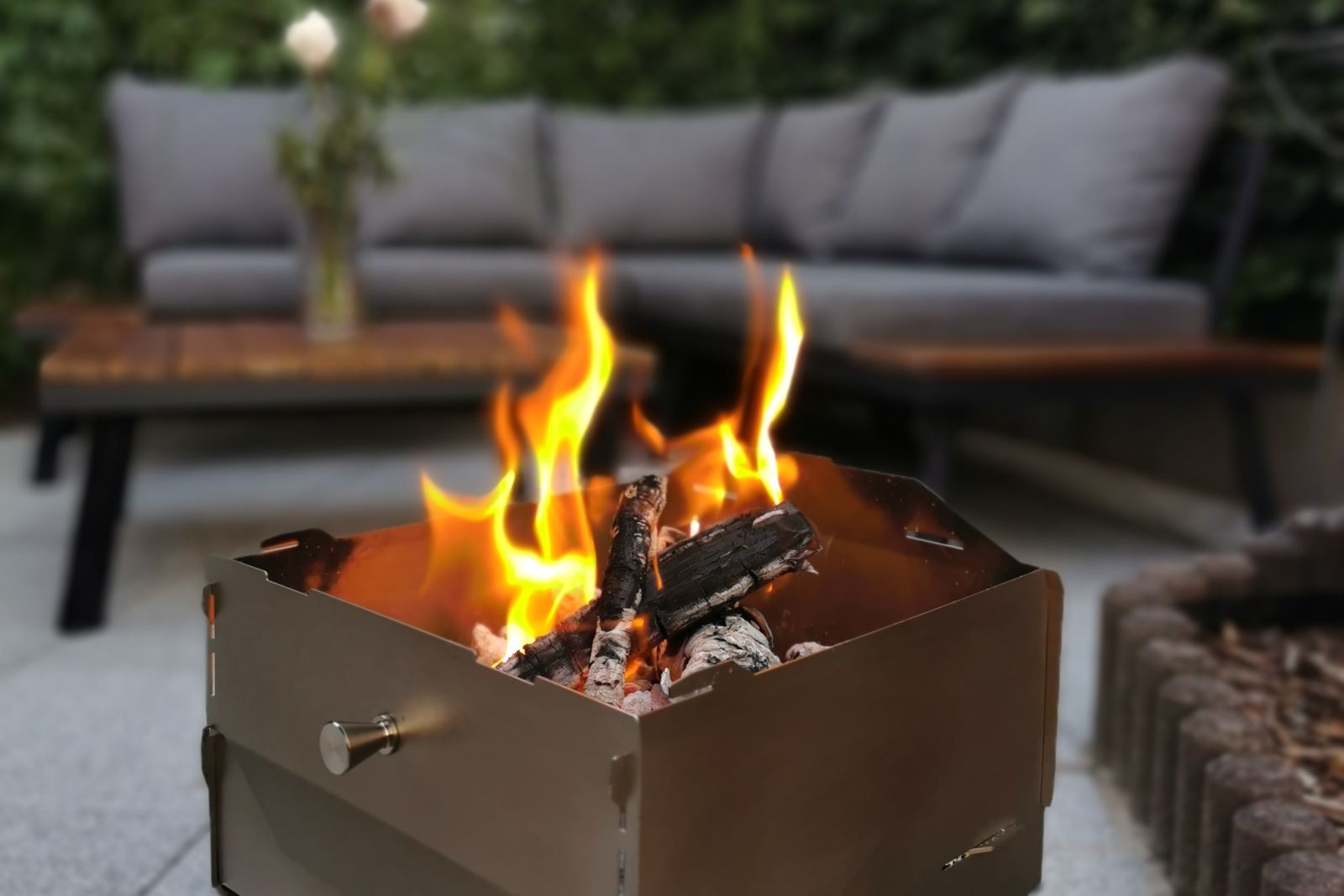 Ambientefoto:
Grove Camping - Horst der multifunktionale Campingofen als Feuerschale mit brennendem Lagerfeuer