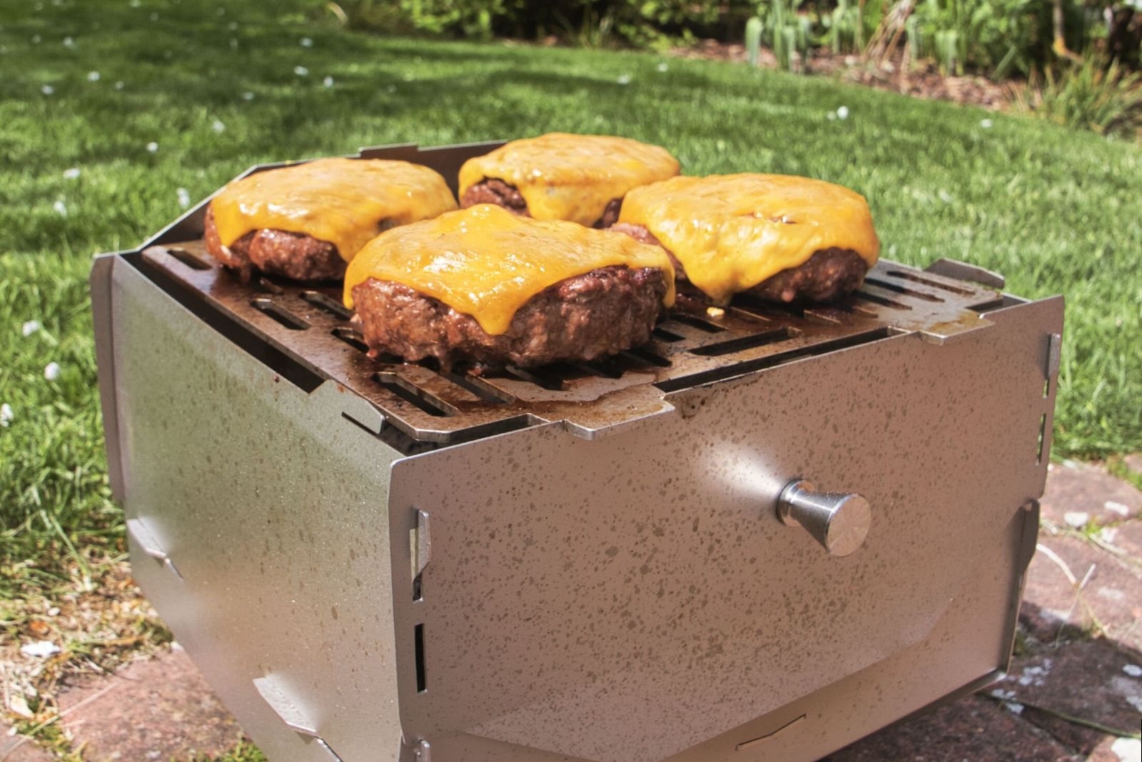 Grove Camping - Campingofen Horst als Grill beim Burger grillen