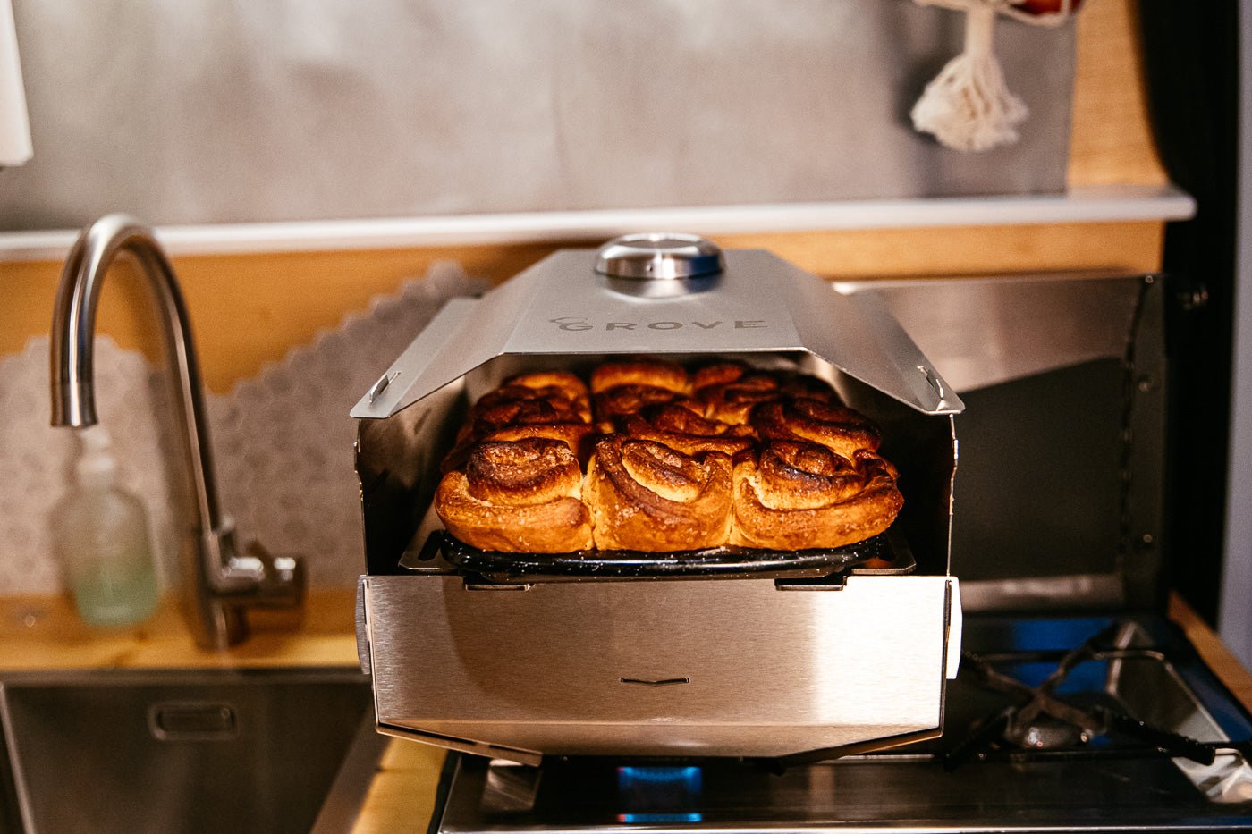Ambientefoto:
Horst der multifunktionale Campingofen beim Backen von Zimtschnecken in einer Emaille Form