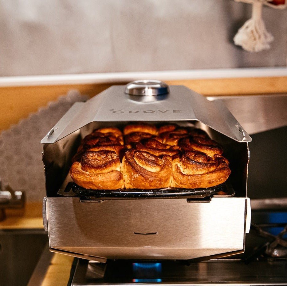 Ambientefoto:
Horst der multifunktionale Campingofen beim Backen von Zimtschnecken in einer Emaille Form