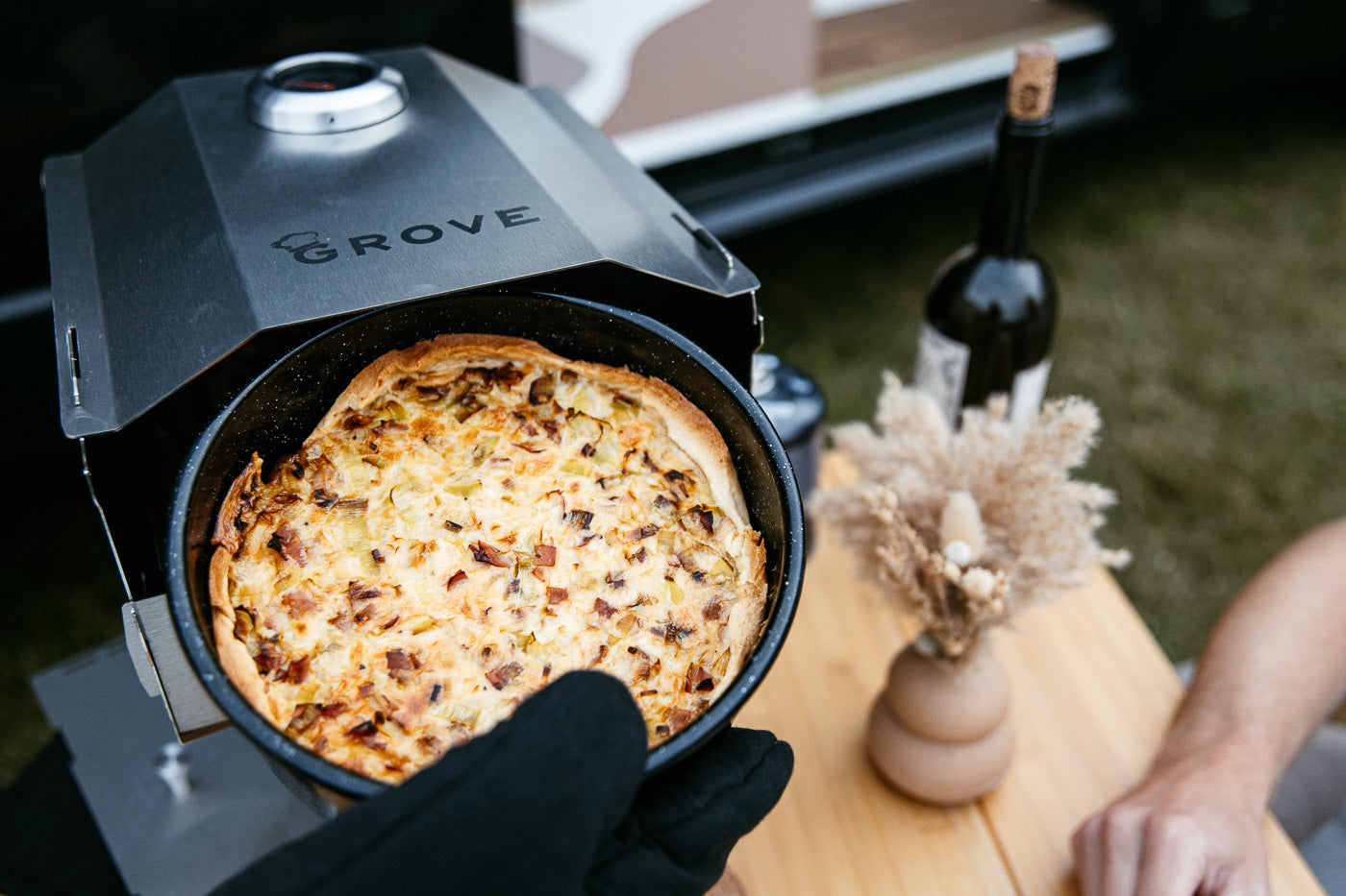 Ambientefoto:
Horst der multifunktionale Campingofen beim Backen einer Quiche in einer Emaille Tortenform