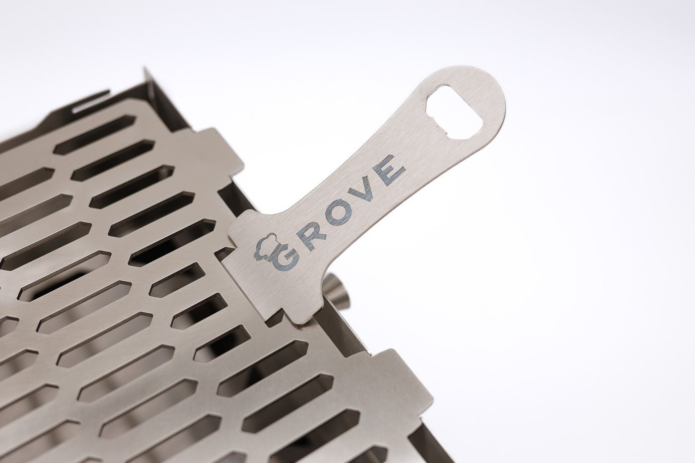 Produktfoto:
Horst der multifunktionale Campingofen in Detailansicht wie der Griff im Rost steckt