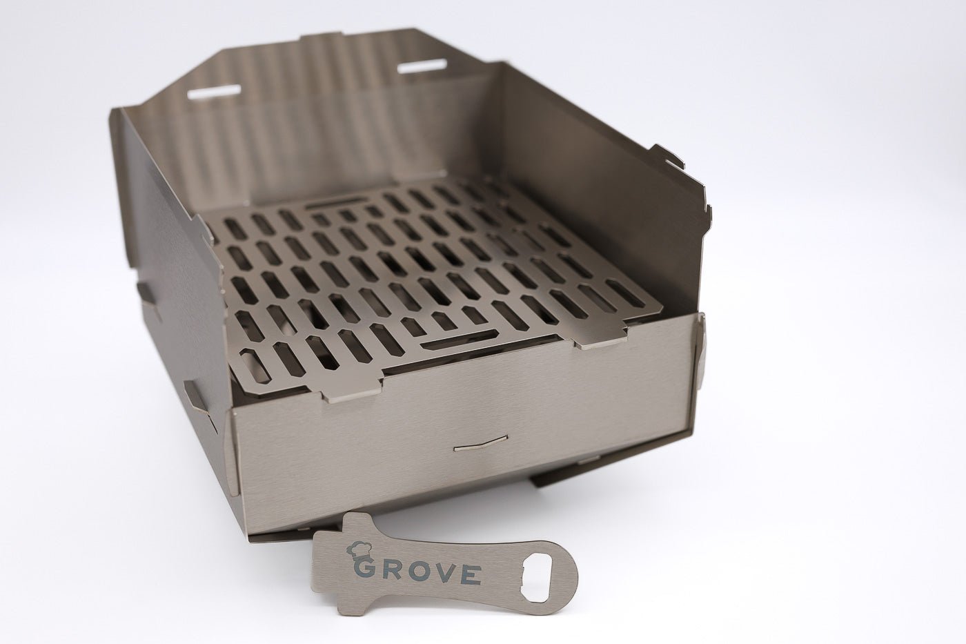 Produktfoto:
Horst der multifunktionale Campingofen in Frontansicht zusammengebaut als Gasgrill mit eingesetztem Grillrost