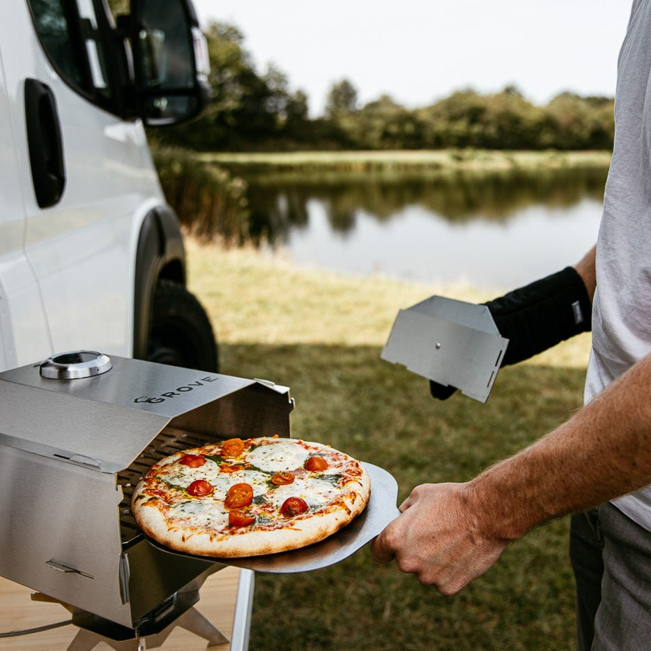 Horst Campingofen beim Pizza backen mit Ofenhandschuh schwarz | Grove Camping