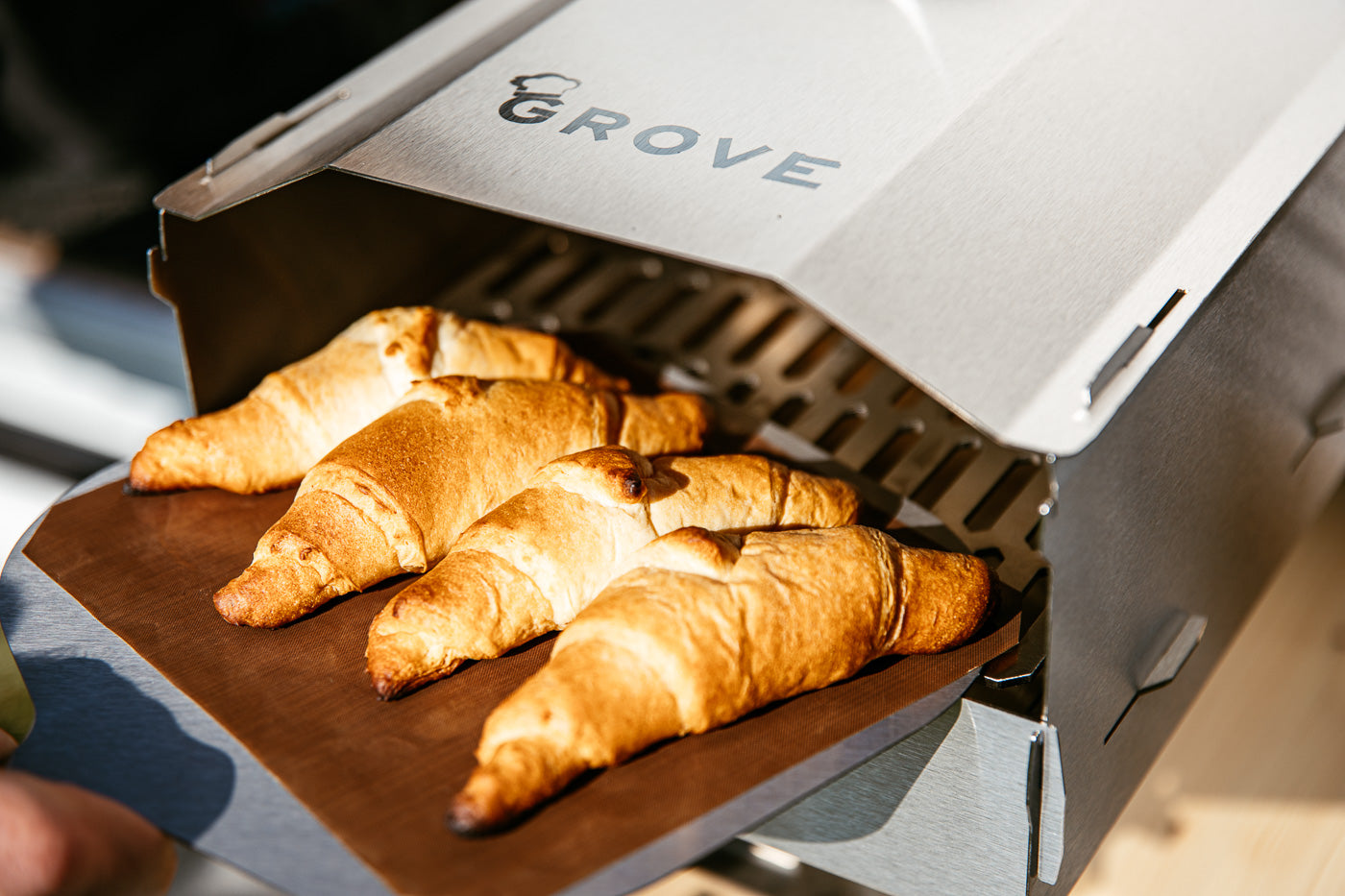 Ambientefoto:
Horst der multifunktionale Campingofen mit Croissants auf dem Pizzaschieber die grade aus den Backofen genommen werden
