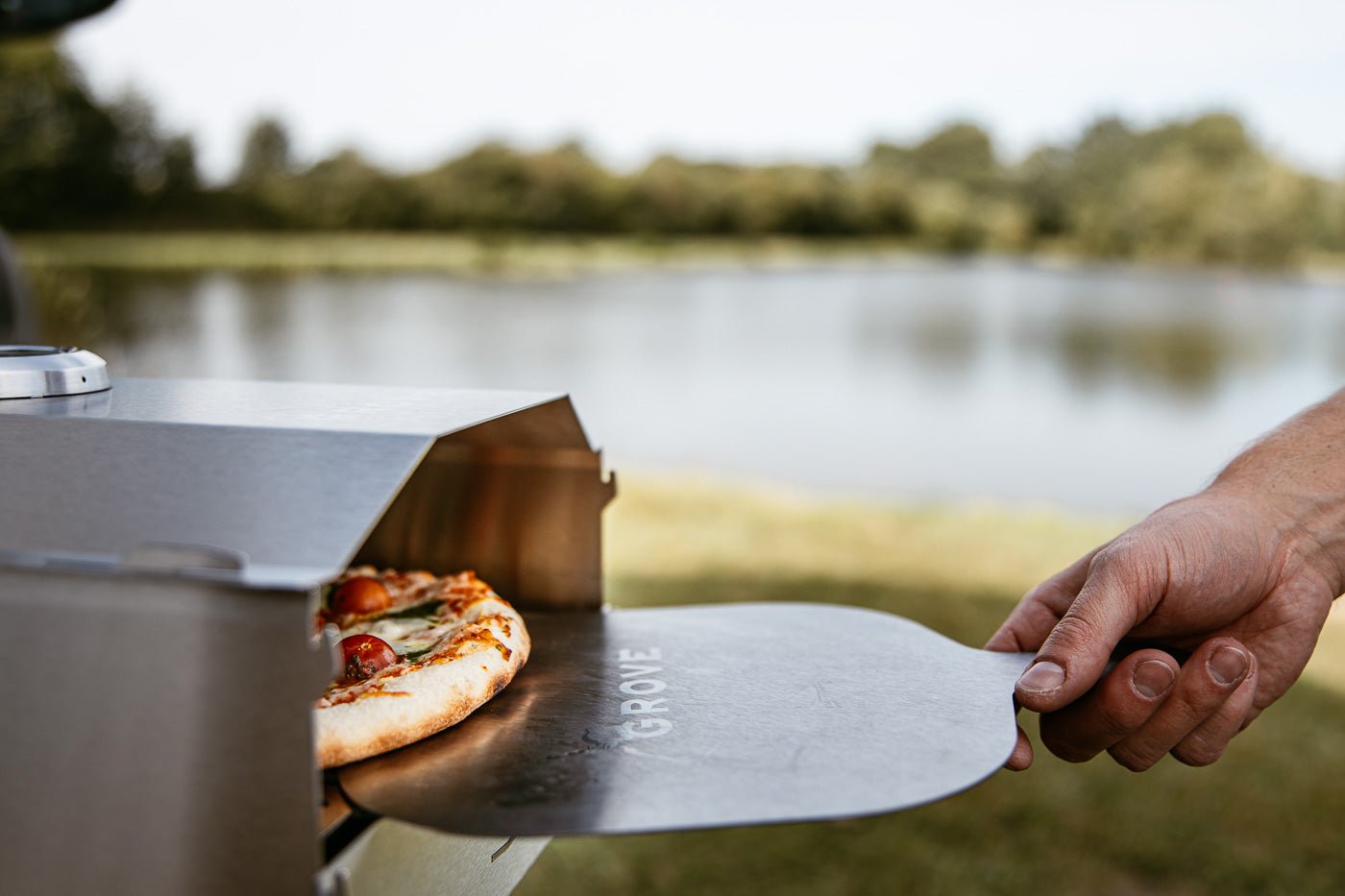 Ambientefoto:
Horst der multifunktionale Campingofen mit Pizza auf dem Pizzaschieber