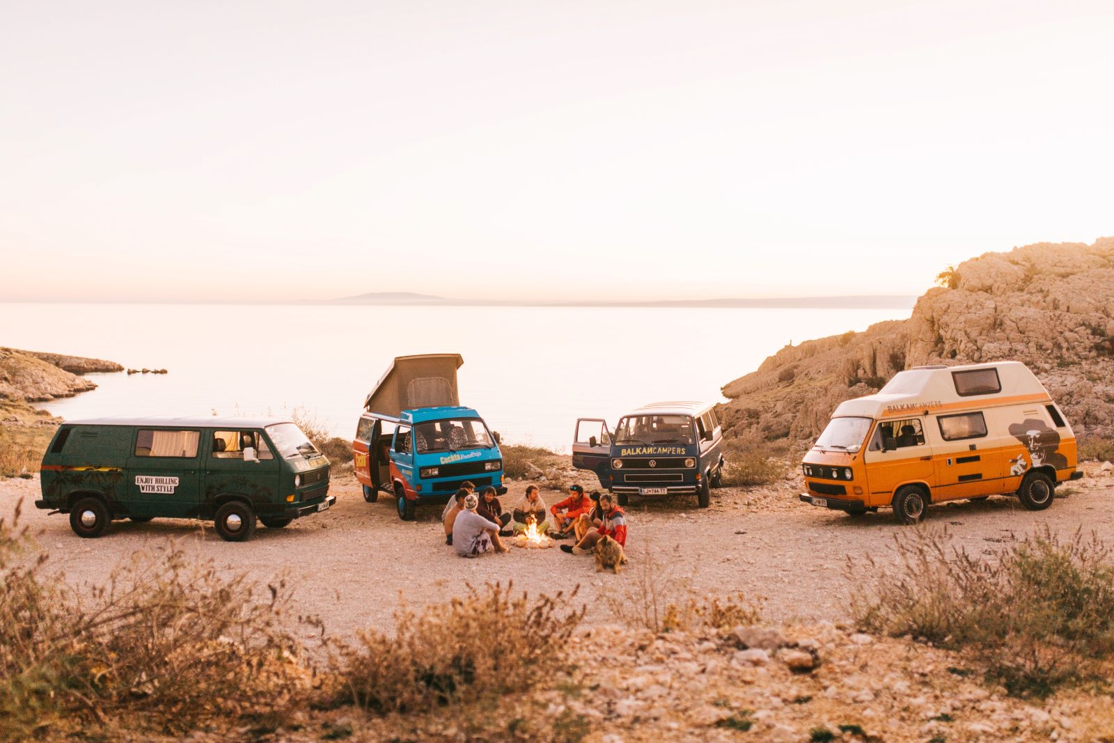Ambientefoto:
Mehrere Campervans am Meer mit Lagerfeuer