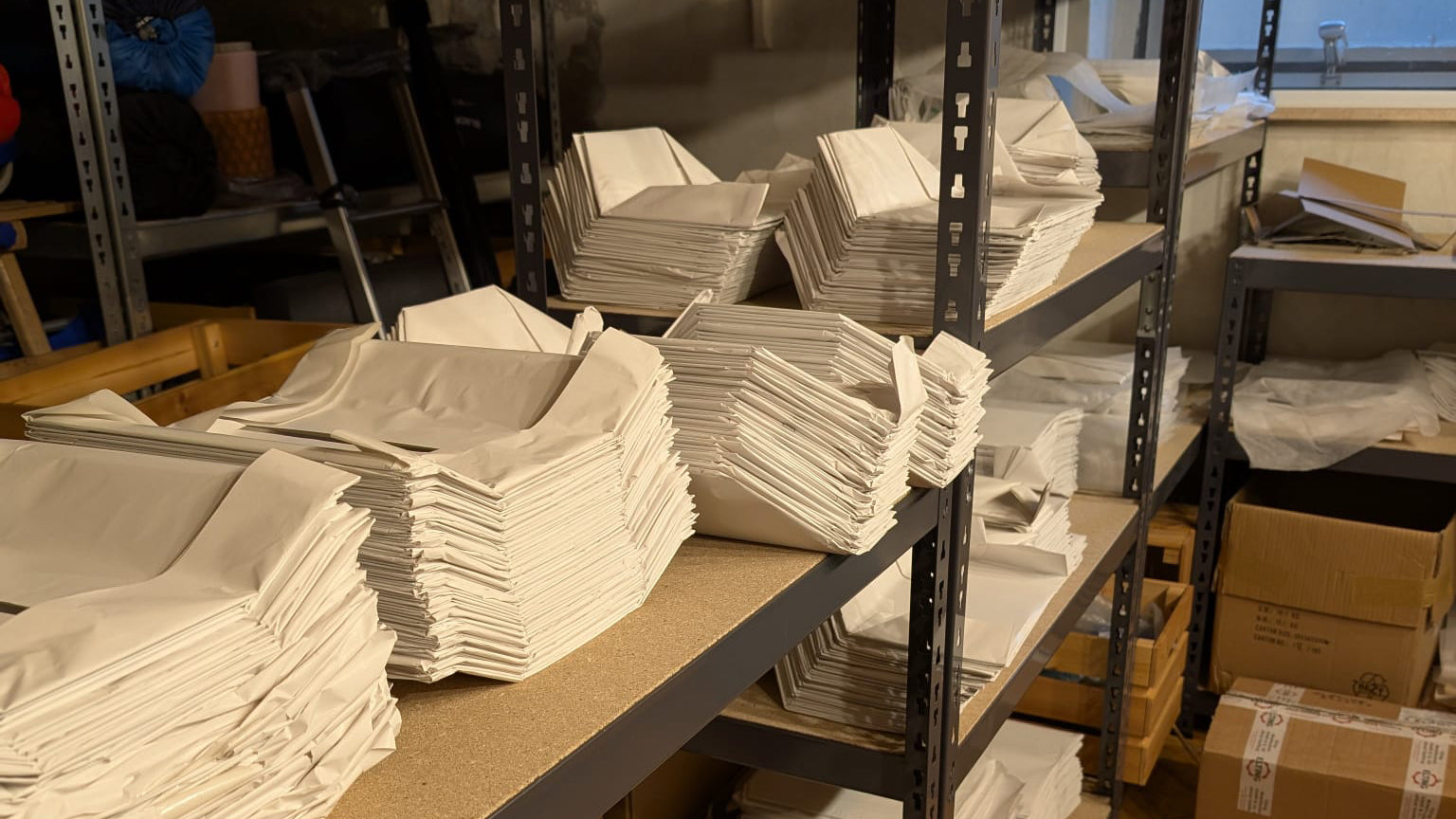 Headerbild:
Schwerlastregalsystem mit vorverpackten Teilen von Horst und Zubehör