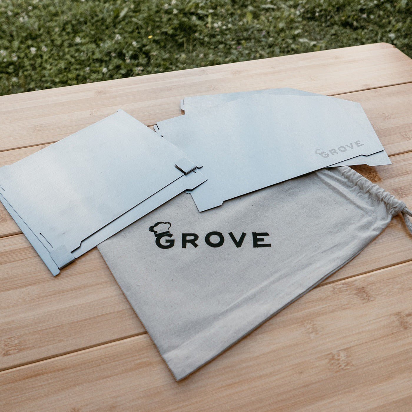 Ambiente:
Windschutz von Grove in Einzelteilen mit Tasche auf einem Holztisch