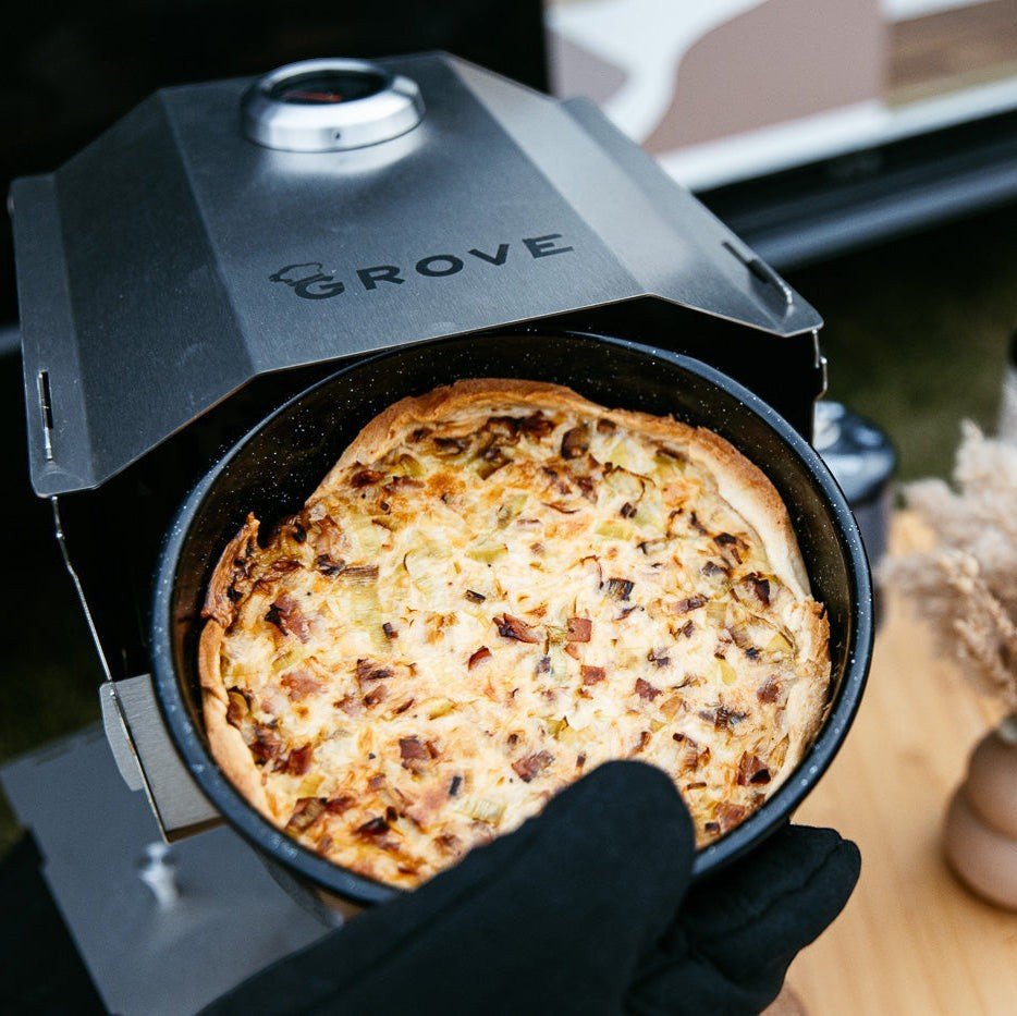 Ambientefoto:
Horst der multifunktionale Campingofen beim Backen einer Quiche in einer Emaille Tortenform