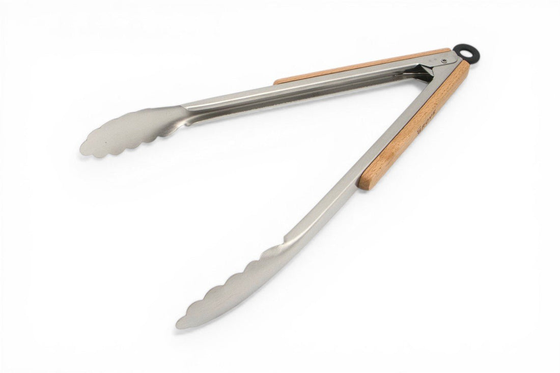 Produktfoto:
Edelstahl Grillzange mit Holzgriffen von Grove im geöffneten Zustand