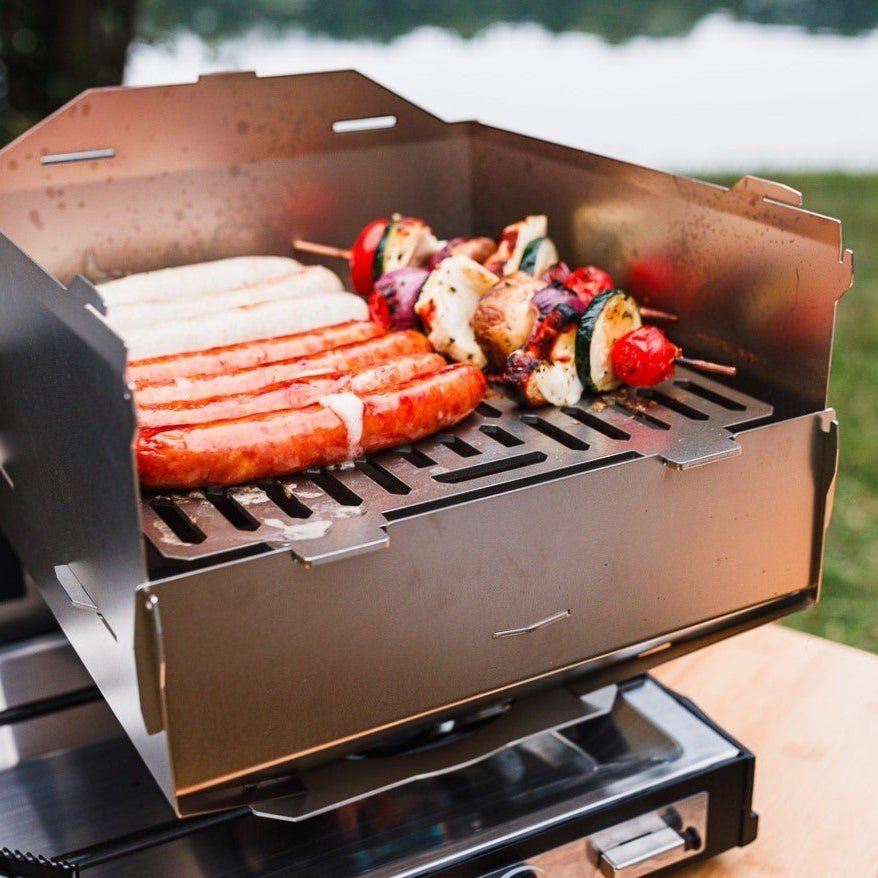 Ambientefoto:
Horst der multifunktionale Campingofen  auf einem Gaskochfeld beim grillen