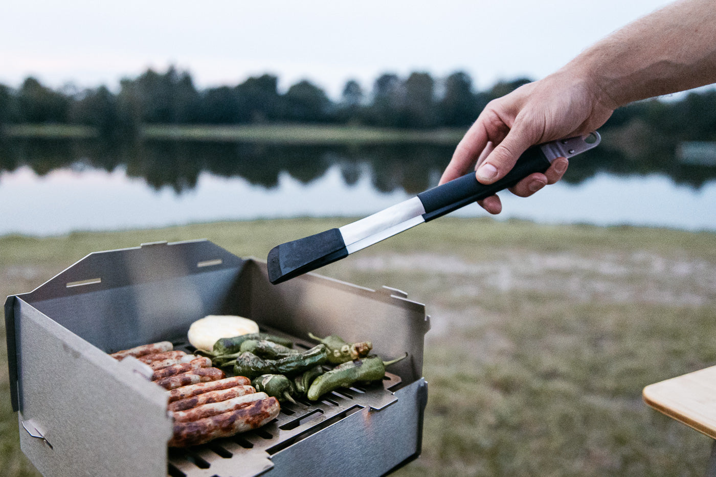 Grove Camping - Campingofen Horst als Gasgrill beim Grillen auf dem Campingkocher