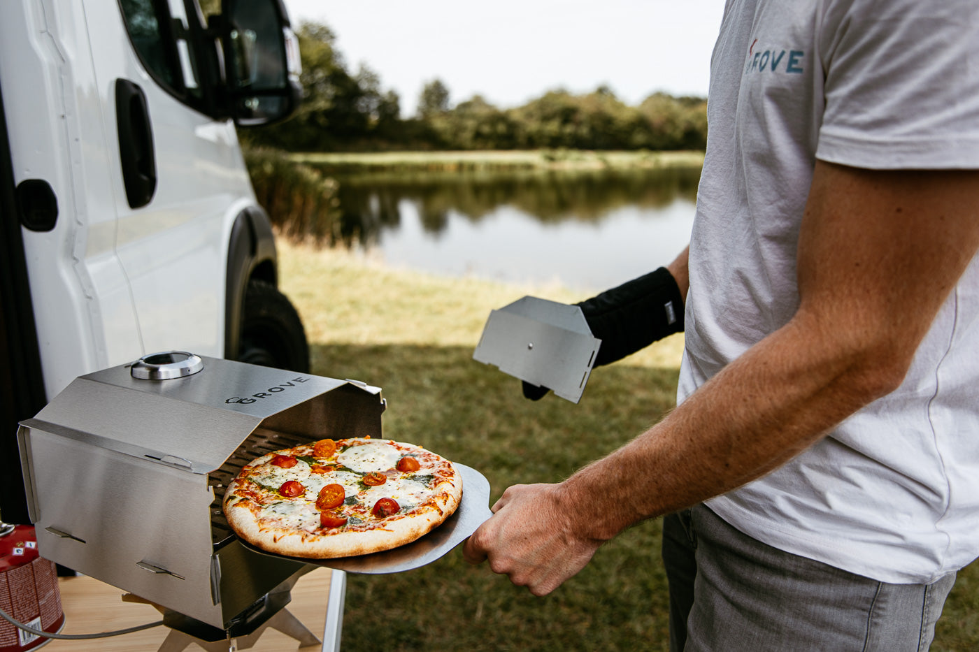 Horst Campingofen beim Pizza backen mit Ofenhandschuh schwarz | Grove Camping