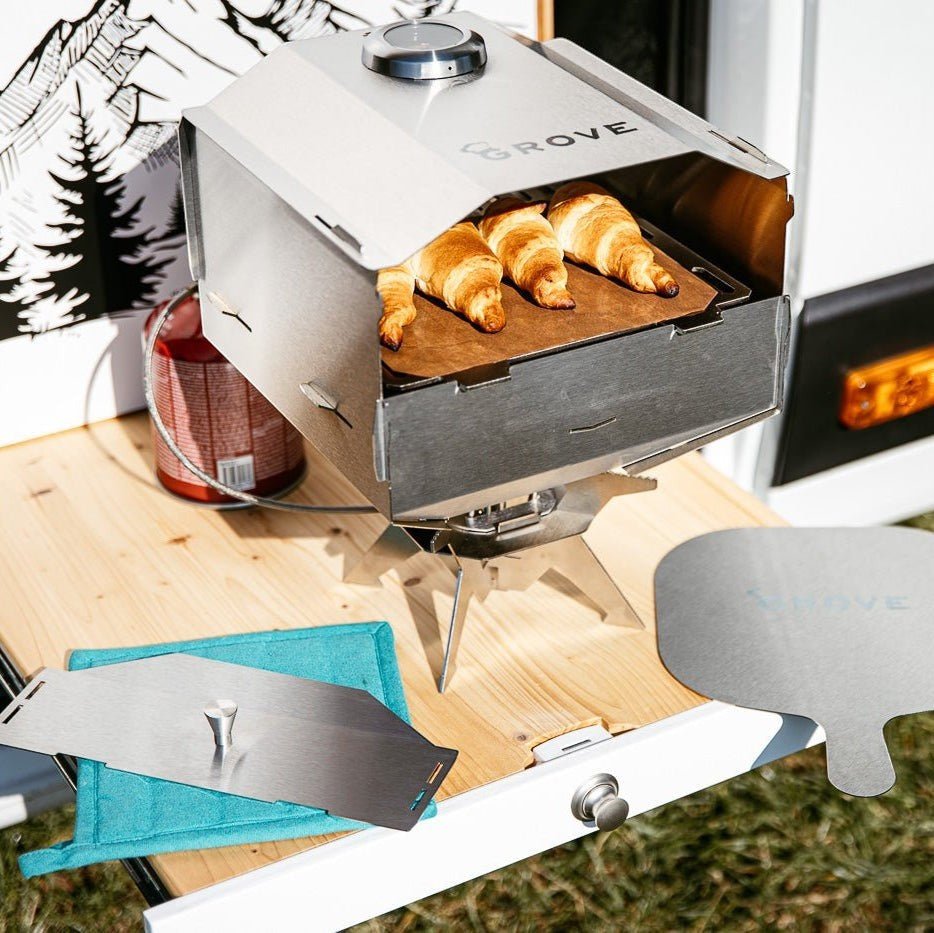 Ambientefoto:
Horst der multifunktionale Campingofen  beim backen mit Topflappen