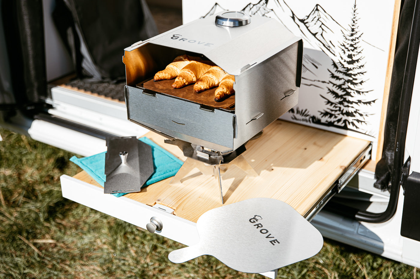 Grove Camping | Campingofen Horst mit Brötchen auf dem Pizzaschieber