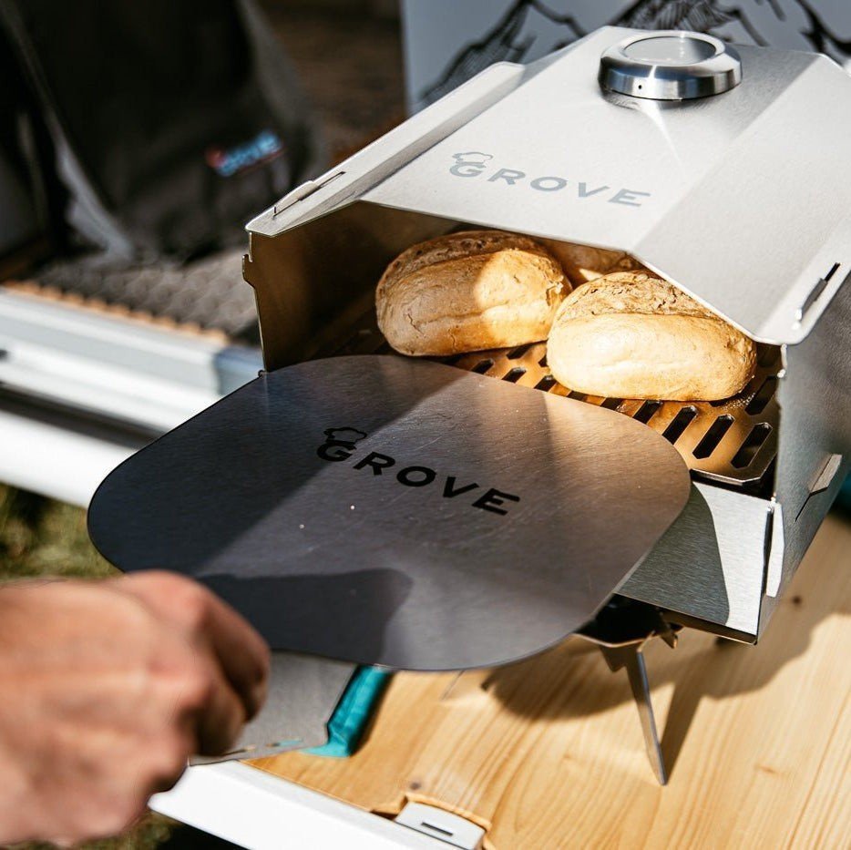 Ambientefoto:
Horst der multifunktionale Campingofen mit Brötchen auf dem Pizzaschieber im Backofen