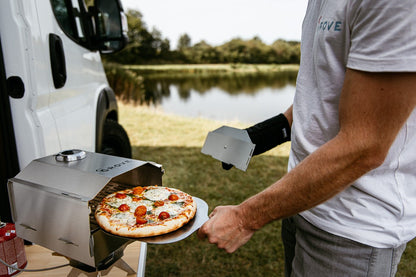 Grove Camping | Campingofen Horst mit Pizza auf dem Pizzaschieber