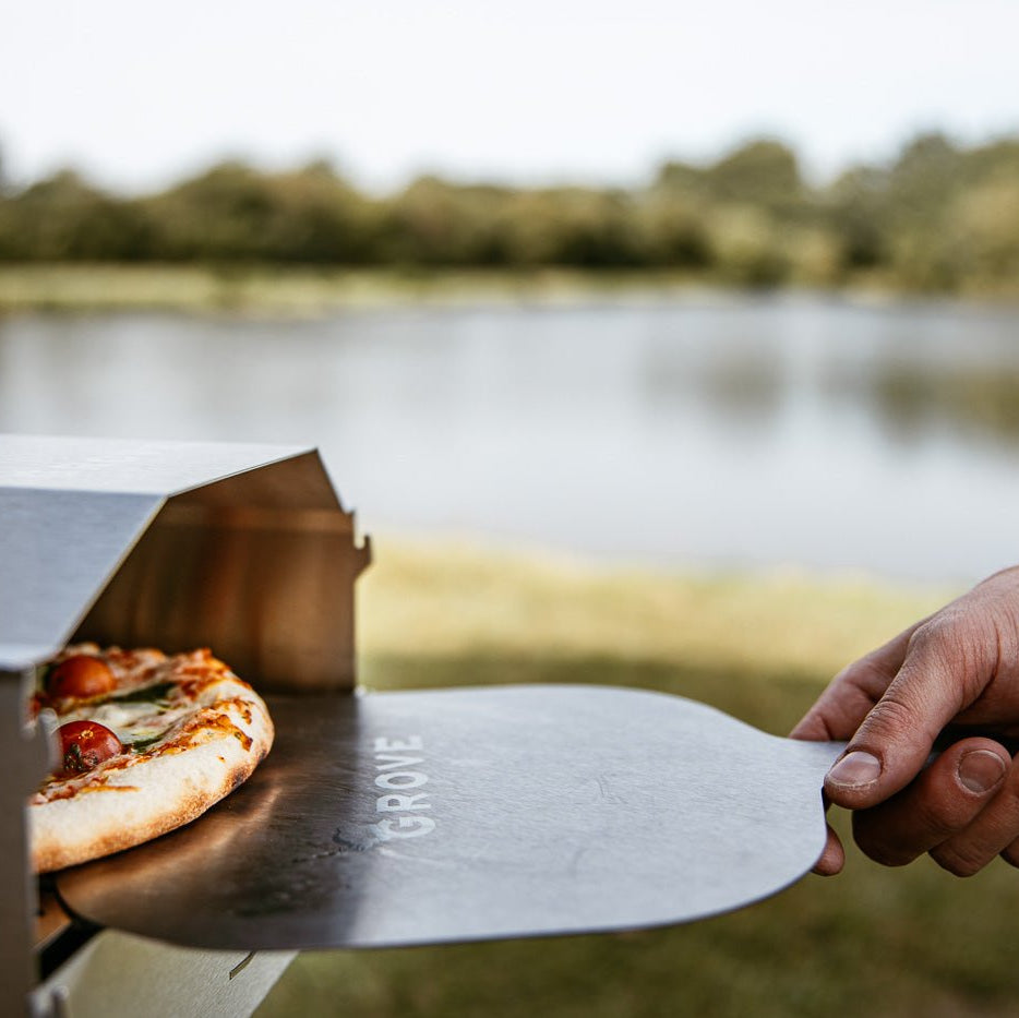 Ambientefoto:
Horst der multifunktionale Campingofen mit Pizza auf dem Pizzaschieber