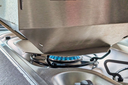 Stay Safe Rahmen XL von Grove auf einem Gaskochfeld mit dem Campingofen Horst.