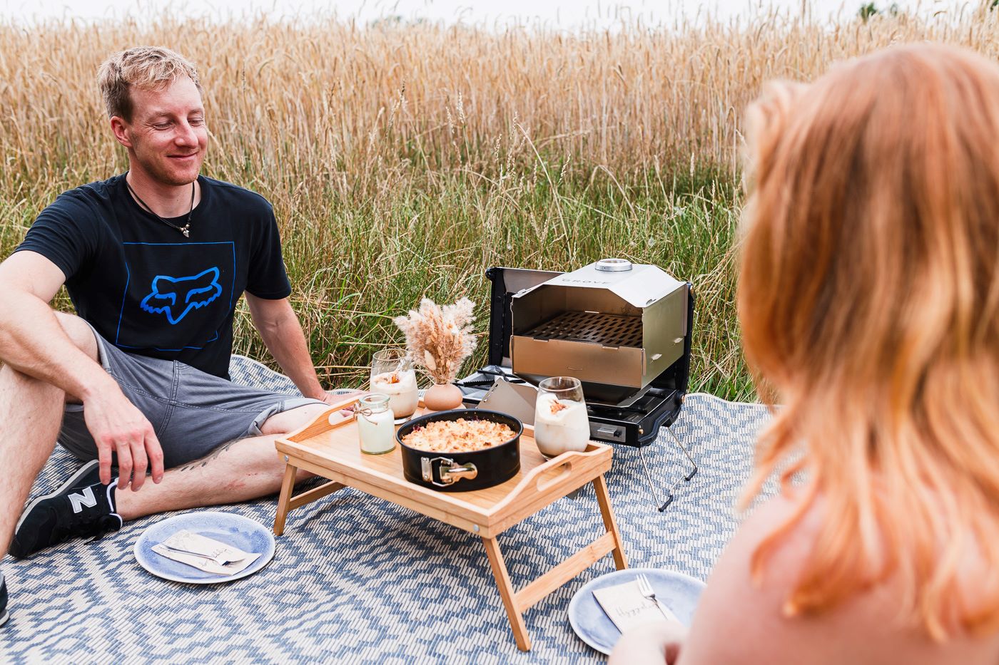 Grove Camping - Horst Campingofen beim Picknick mit frisch gebackenem Streuselkuchen