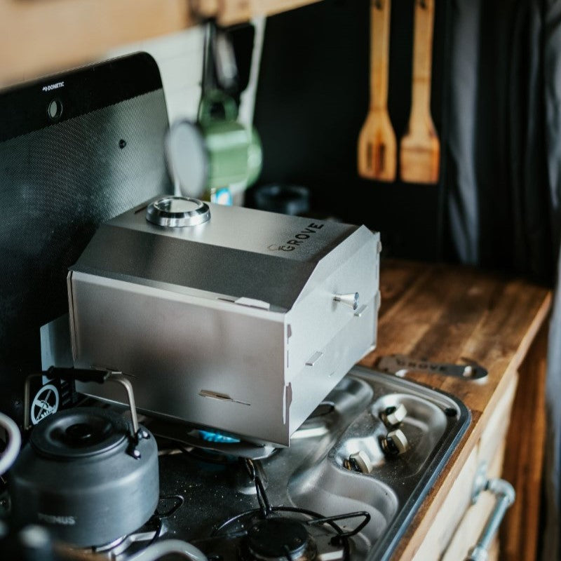 Ambientefoto:
Horst der multifunktionale Campingofen im Camper auf einem Gasherd
