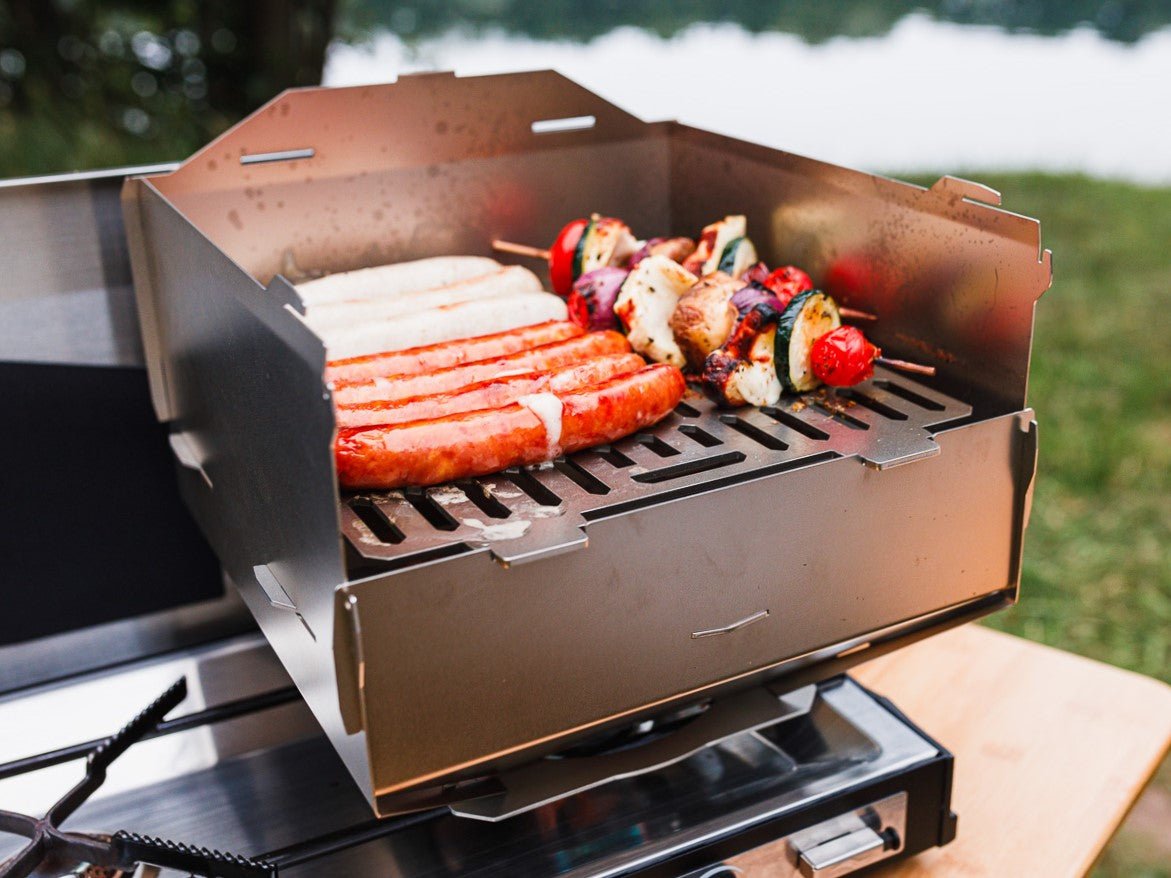 Ambientefoto:
Horst der multifunktionale Campingofen  auf einem Gaskochfeld beim grillen