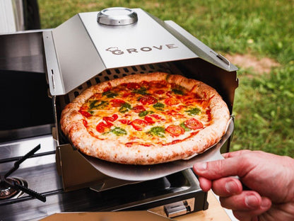 Grove Camping | Campingofen Horst mit Pizza auf dem Pizzaschieber